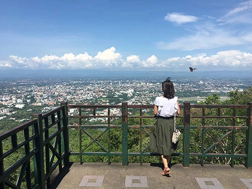 Buổi chiều bạn ghé đồi Doi Suthep, điểm đến nổi tiếng nhất Chiang Mai. Đây cũng là nơi lý tưởng để ngắm Chiang Mai từ trên cao. Dọc đường lên chùa Doi Suthep có vài điểm nghỉ có đài quan sát cho du khách ngắm cảnh. Buổi chiều bạn ghé đồi Doi Suthep, điểm đến nổi tiếng nhất Chiang Mai. Đây cũng là nơi lý tưởng để ngắm Chiang Mai từ trên cao. Dọc đường lên chùa Doi Suthep có vài điểm nghỉ có đài quan sát cho du khách ngắm cảnh.