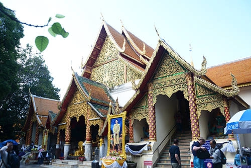 Chùa Doi Suthep, ngôi chùa linh thiêng nhất của Chiang Mai với tuổi đời 600 năm, nằm trên mực nước biển khoảng 1.000 m. Có 2 cách để lên chùa là leo bộ hơn 300 bậc thang hoặc đi cáp treo giá 30 baht, chưa kể 20 baht vé vào chùa (tổng 33.000 đồng). Chùa Doi Suthep, ngôi chùa linh thiêng nhất của Chiang Mai với tuổi đời 600 năm, nằm trên mực nước biển khoảng 1.000 m. Có 2 cách để lên chùa là leo bộ hơn 300 bậc thang hoặc đi cáp treo giá 30 baht, chưa kể 20 baht vé vào chùa (tổng 33.000 đồng).