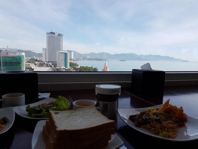 Dùng bữa sáng tại tầng 15 của khách sạn.