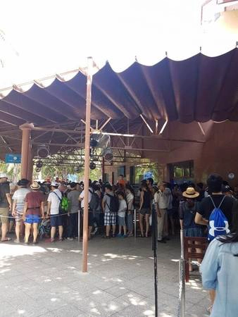Du khách xếp hàng đông đúc ở Vinpearl land vào dịp lễ.