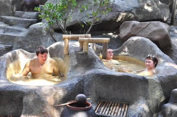 Du khách tắm khoáng bùn tại I-Resort.
