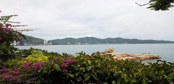 Hình ảnh nhìn từ trên đồi xuống của Hòn Chồng.