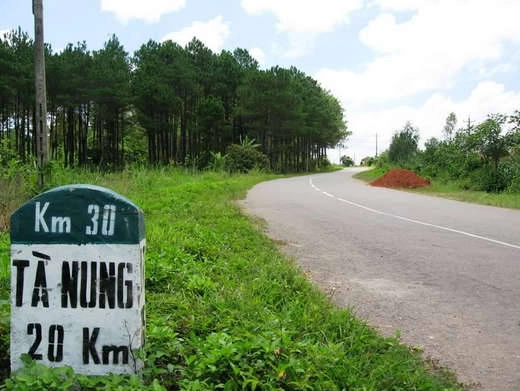 Đường đi Tà Nung. Ảnh: Dulichgo Đường đi Tà Nung. Ảnh: Dulichgo