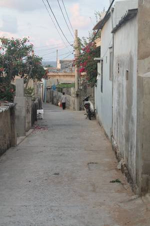Con đường nhỏ dẫn xuống quán Ông Già. Ảnh: Khoa Trần Con đường nhỏ dẫn xuống quán Ông Già. Ảnh: Khoa Trần
