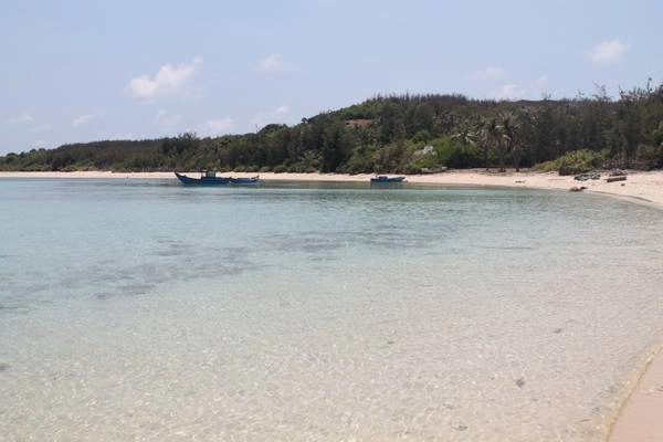 Nước biển trong xanh thấy cả đáy ở hòn Tranh. Ảnh: San San Nước biển trong xanh thấy cả đáy ở hòn Tranh. Ảnh: San San