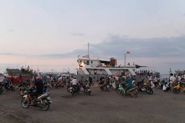 Du khách lên tàu tại cảng Phú Quý để quay trở lại Phan Thiết. Ảnh: San San Du khách lên tàu tại cảng Phú Quý để quay trở lại Phan Thiết. Ảnh: San San