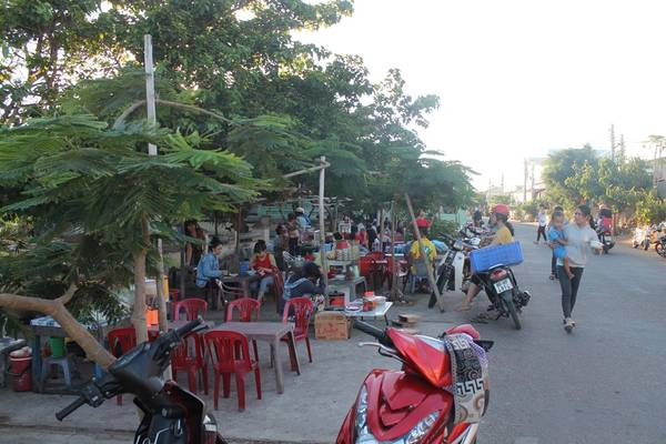 Một khu bán đồ ăn trên đảo. Ảnh: Khoa Trần Một khu bán đồ ăn trên đảo. Ảnh: Khoa Trần