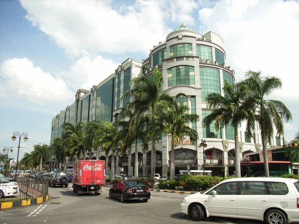 The Mall là trung tâm mua sắm lớn nhất ở Brunei. Ảnh: Flickr.com The Mall là trung tâm mua sắm lớn nhất ở Brunei. Ảnh: Flickr.com