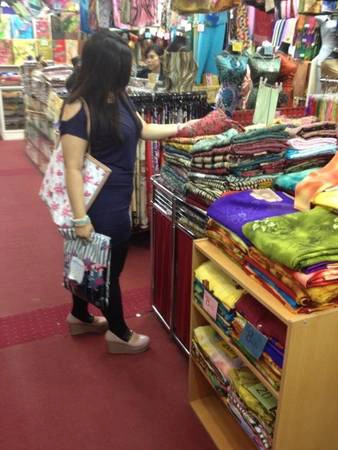 Du khách đang lựa chọn các loại vải ở Athirah Plaza. Ảnh: foursquare.com Du khách đang lựa chọn các loại vải ở Athirah Plaza. Ảnh: foursquare.com