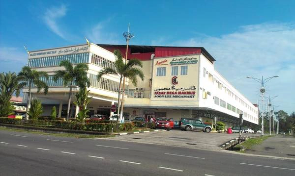 Bên trong Soon Lee Megamart du khách sẽ thỏa sức tham quan và lựa chọn cho mình những món quà ưng ý. Ảnh: bruneidesi.com Bên trong Soon Lee Megamart du khách sẽ thỏa sức tham quan và lựa chọn cho mình những món quà ưng ý. Ảnh: bruneidesi.com
