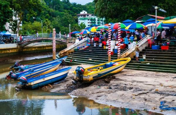 Tamu Kianggeh là một khu chợ trời giản dị, khác xa với vẻ xa hoa chúng ta thường nghĩ về cuộc sống ờ trung tâm thủ đô Badar Seri Begawan. Ảnh: vagabondwithfamily Tamu Kianggeh là một khu chợ trời giản dị, khác xa với vẻ xa hoa chúng ta thường nghĩ về cuộc sống ờ trung tâm thủ đô Badar Seri Begawan. Ảnh: vagabondwithfamily