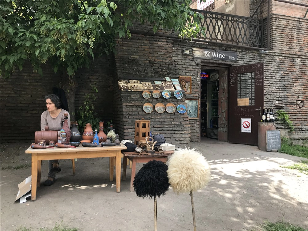 Một quầy hàng lưu niệm trên đường phố ở thủ đô Tbilisi. Ảnh: H.V.M Một quầy hàng lưu niệm trên đường phố ở thủ đô Tbilisi. Ảnh: H.V.M