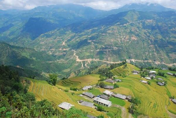 Hay có thể tha thẩn bước xuống những ruộng lúa đang ngả màu vàng óng để tận hưởng mùi thơm, ngai ngái, cùng hương vị giản dị của thiên nhiên. Hay có thể tha thẩn bước xuống những ruộng lúa đang ngả màu vàng óng để tận hưởng mùi thơm, ngai ngái, cùng hương vị giản dị của thiên nhiên.