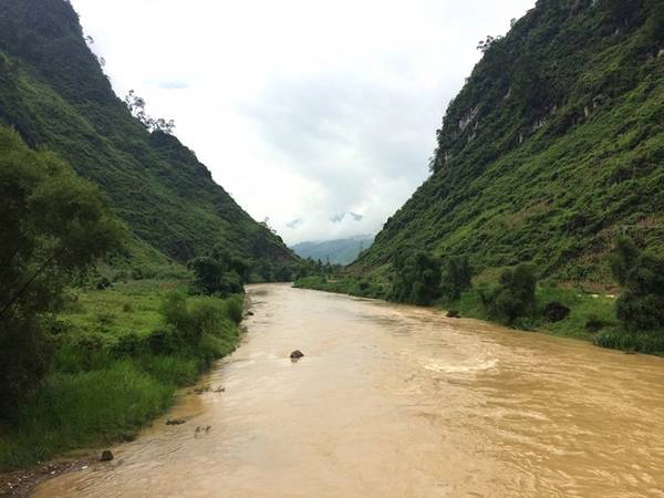 Nếu miền biển đẹp ngọt ngào quyến rũ như cô gái tuổi đôi mươi, Hà Giang lại mang vẻ đẹp đằm thắm, tinh khiết như một cô sơn nữ. Nếu miền biển đẹp ngọt ngào quyến rũ như cô gái tuổi đôi mươi, Hà Giang lại mang vẻ đẹp đằm thắm, tinh khiết như một cô sơn nữ.