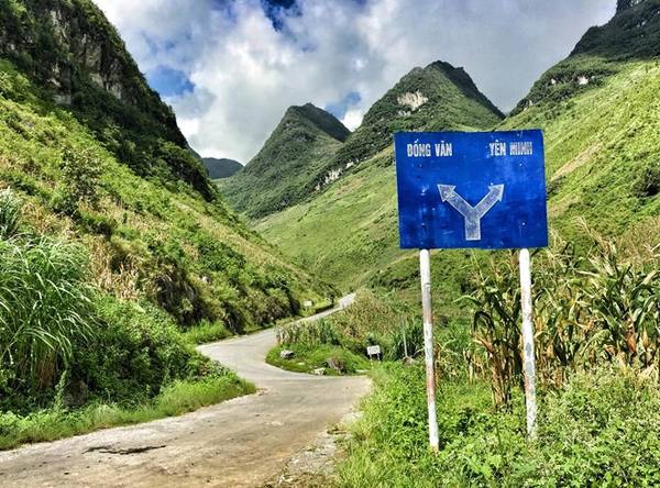 Nếu một lần đi chợ Đồng Văn, bạn sẽ cảm nhận được tình người qúy giá của người dân nơi đây. Qua vài ba câu chuyện, họ hiểu nhau, quý nhau, cạn hết những chén rượu ngô, cho đến khi liêu xiêu, tựa mình vào lưng chừng núi quên cả đường về. Nếu một lần đi chợ Đồng Văn, bạn sẽ cảm nhận được tình người qúy giá của người dân nơi đây. Qua vài ba câu chuyện, họ hiểu nhau, quý nhau, cạn hết những chén rượu ngô, cho đến khi liêu xiêu, tựa mình vào lưng chừng núi quên cả đường về.