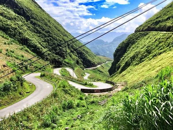 Những điểm đến thú vị ở Hà Giang gồm phiên chợ vùng Cao Đồng Văn, đèo Mã Pí Lèng, cột cờ Lũng Cú, dinh nhà họ Vương, cổng trời Quản Bạ, thung lũng thị trấn Quản Bạ, các điểm dừng chân ven đường, những ruộng hoa cải, vườn hoa mận trắng muốt. Những ruộng bậc thang cao trải dài trên lưng chừng núi tại Hoàng Su Phì... Những điểm đến thú vị ở Hà Giang gồm phiên chợ vùng Cao Đồng Văn, đèo Mã Pí Lèng, cột cờ Lũng Cú, dinh nhà họ Vương, cổng trời Quản Bạ, thung lũng thị trấn Quản Bạ, các điểm dừng chân ven đường, những ruộng hoa cải, vườn hoa mận trắng muốt. Những ruộng bậc thang cao trải dài trên lưng chừng núi tại Hoàng Su Phì...
