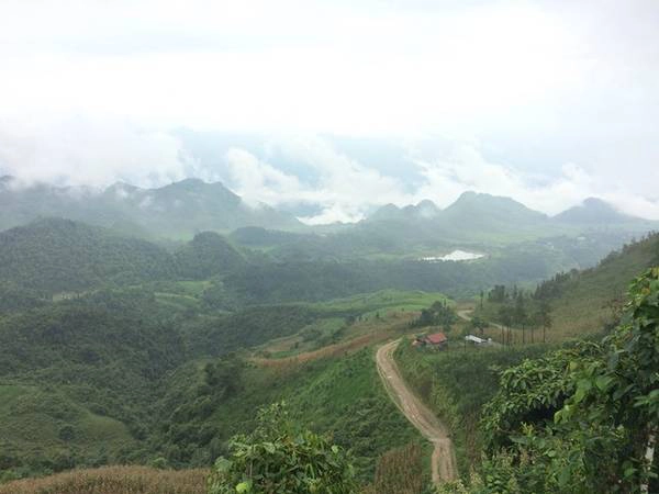 Miền đất Hà Giang thật khéo mê hoặc bao kẻ ưa khám phá bằng những con đường mềm mại vắt qua lưng chừng núi. Miền đất Hà Giang thật khéo mê hoặc bao kẻ ưa khám phá bằng những con đường mềm mại vắt qua lưng chừng núi.