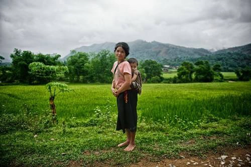 Hai bà cháu người dân tộc Tày.