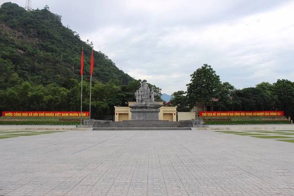 Đến với Hà Giang, bạn không chỉ nhìn thấy những thửa ruộng bậc thang, mà nơi đây còn giúp bạn khám phá một công viên địa chất - Cao nguyên đá Đồng Văn hùng vĩ bên cạnh những cung đường đèo uốn lượn đẹp mắt. Đến với Hà Giang, bạn không chỉ nhìn thấy những thửa ruộng bậc thang, mà nơi đây còn giúp bạn khám phá một công viên địa chất - Cao nguyên đá Đồng Văn hùng vĩ bên cạnh những cung đường đèo uốn lượn đẹp mắt.