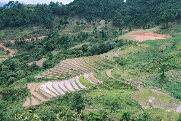Từ Hà Nội hoặc Lào Cai di chuyển đến Hà Giang khoảng 6 giờ. Nếu bạn có ý định phượt Sa Pa thì cách 2 sẽ tiện nhất. Tuy cung đường này ngắn hơn khởi hành từ Hà Nội nhưng do địa hình đồi núi nên di chuyển mất thời gian tương đương nhau. Từ Hà Nội hoặc Lào Cai di chuyển đến Hà Giang khoảng 6 giờ. Nếu bạn có ý định phượt Sa Pa thì cách 2 sẽ tiện nhất. Tuy cung đường này ngắn hơn khởi hành từ Hà Nội nhưng do địa hình đồi núi nên di chuyển mất thời gian tương đương nhau.