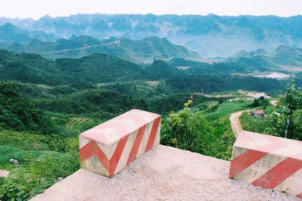 Nhìn xa xa là cảnh núi non trùng điệp, như ôm trọn cả thị trấn Nhìn xa xa là cảnh núi non trùng điệp, như ôm trọn cả thị trấn