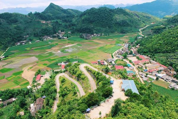 Thị trấn Quản Bạ cách trung tâm 50 km, nhìn ra núi đôi Cô Tiên. Thị trấn Quản Bạ cách trung tâm 50 km, nhìn ra núi đôi Cô Tiên.