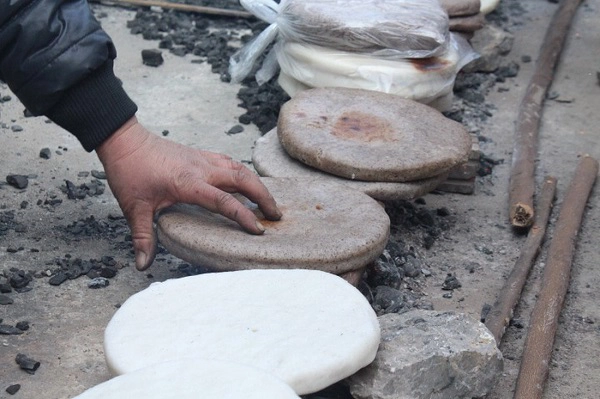 Bánh tam giác mạch, một món quà "đặc sản" của vùng cao Hà Giang với giá 10.000 đồng/chiếc Bánh tam giác mạch, một món quà "đặc sản" của vùng cao Hà Giang với giá 10.000 đồng/chiếc