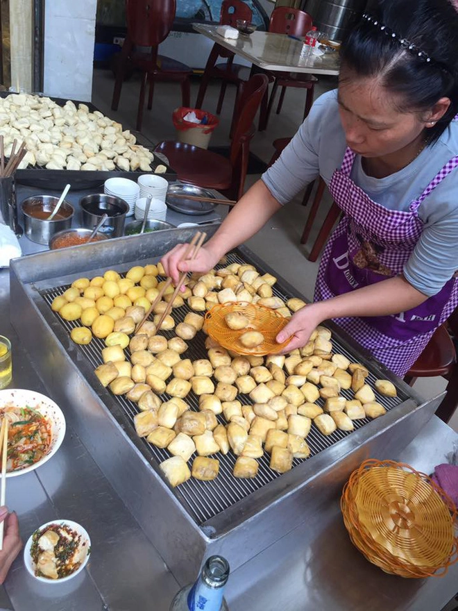 Đậu phụ thối - món ăn đường phố được ưa thích ở Trung Quốc. - Ảnh: Thương Thương Đậu phụ thối - món ăn đường phố được ưa thích ở Trung Quốc. - Ảnh: Thương Thương