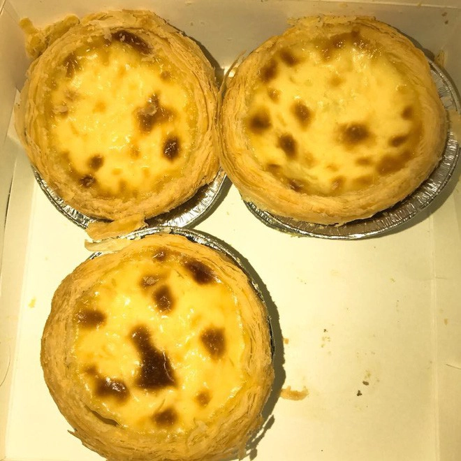 Món bánh tart trứng ở Hà Khẩu ăn cũng rất ngon. Bạn có thể mua bánh trong siêu thị hoặc ở các tiệm bánh. Giá bánh khoảng 10 NDT/ 4 chiếc, tương đương khoảng 9 ngàn đồng/ chiếc. Món bánh tart trứng ở Hà Khẩu ăn cũng rất ngon. Bạn có thể mua bánh trong siêu thị hoặc ở các tiệm bánh. Giá bánh khoảng 10 NDT/ 4 chiếc, tương đương khoảng 9 ngàn đồng/ chiếc.
