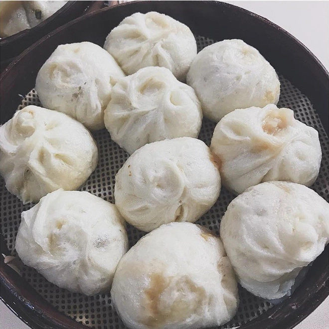 Bánh bao, món ăn vô cùng phổ biến ở Trung Quốc được bán với giá 6 NDT/ khay, tương đương khoảng 20 ngàn đồng. Bánh bao, món ăn vô cùng phổ biến ở Trung Quốc được bán với giá 6 NDT/ khay, tương đương khoảng 20 ngàn đồng.