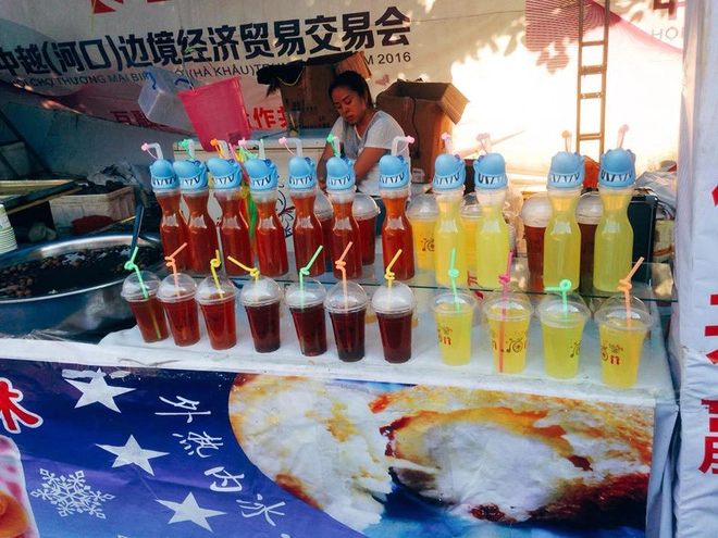 Các loại nước uống màu sắc ở hội chợ. Tuy nhiên lời khuyên của Thùy Duyên thì đồ uống ở hội chợ phù hợp để nhìn ngắm hơn là thưởng thức. Các loại nước uống màu sắc ở hội chợ. Tuy nhiên lời khuyên của Thùy Duyên thì đồ uống ở hội chợ phù hợp để nhìn ngắm hơn là thưởng thức.