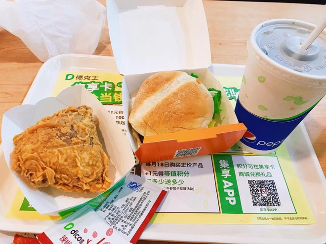 Tiệm gà Dicos ở Hà Khẩu chuyên bán các món ăn nhanh như gà rán, burger, các phần ăn kèm khoai và nước. Tiệm gà Dicos ở Hà Khẩu chuyên bán các món ăn nhanh như gà rán, burger, các phần ăn kèm khoai và nước.