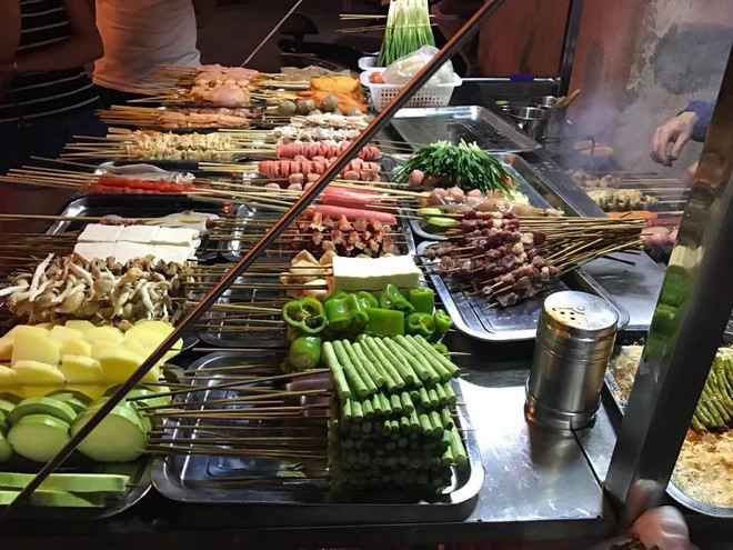 Tất nhiên không thể bỏ qua các món nướng của Trung Quốc. Đồ nướng ở đây rất đa dạng, không cần dùng nước chấm như ở Việt Nam mà người ta tẩm luôn gia vị, ăn rất ngon. Tất nhiên không thể bỏ qua các món nướng của Trung Quốc. Đồ nướng ở đây rất đa dạng, không cần dùng nước chấm như ở Việt Nam mà người ta tẩm luôn gia vị, ăn rất ngon.