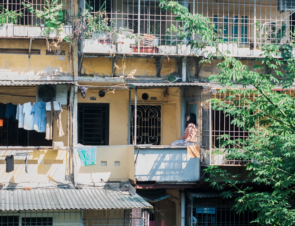 Một người không sinh ra và lớn lên ở Hà Nội như tôi, nhưng gắn bó với mảnh đất này trong một thời gian khá dài, cũng cảm thấy mọi ngóc ngách nơi đây đều thân thuộc. Những góc phố lạ, địa điểm mới mẻ ở Hà Nội dù chưa từng đặt chân đến, nhưng tôi vẫn cảm thấy an yên mỗi khi ghé tới.