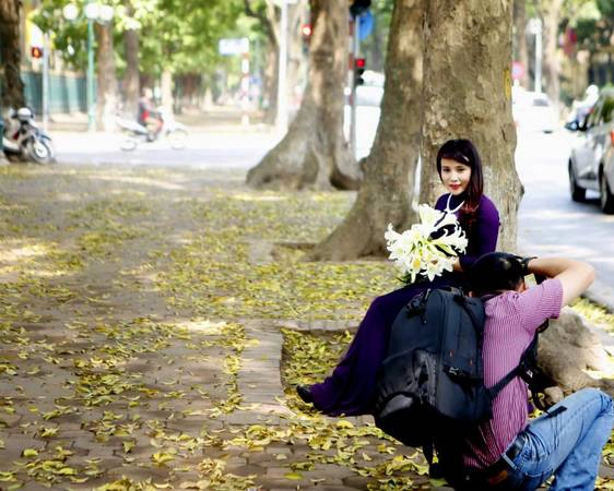 Năm nào cũng vậy, cứ mùa lá vàng rơi, người người, nhà nhà lại rủ nhau ra phố Phan Đình Phùng ghi lại những khoảnh khắc đẹp.