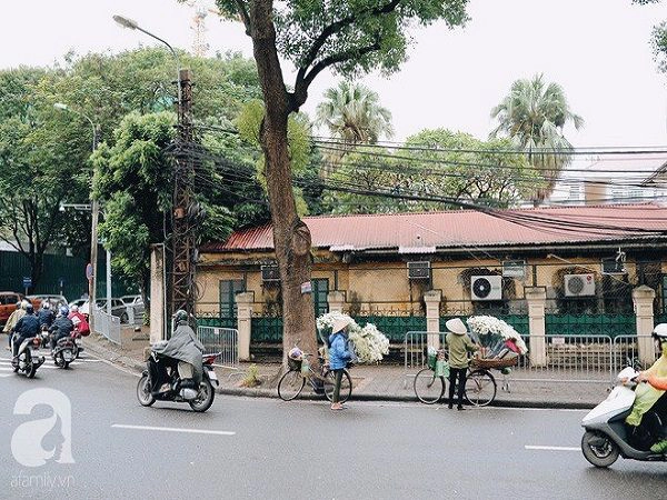 Thời tiết đúng hẹn đến lạ kỳ, đêm mùng 1 tháng 10 âm lịch vừa qua, mùa đông đã đến. Gánh hàng hoa đầu tháng vẫn tươi tắn trong mưa rét. Thời tiết đúng hẹn đến lạ kỳ, đêm mùng 1 tháng 10 âm lịch vừa qua, mùa đông đã đến. Gánh hàng hoa đầu tháng vẫn tươi tắn trong mưa rét.