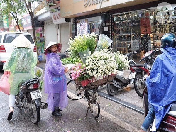 Người đi đường đã áo len áo dài, quàng khăn. Người đi đường đã áo len áo dài, quàng khăn.