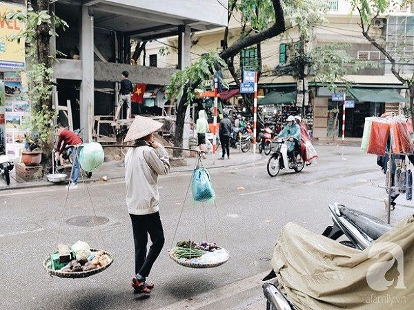Gánh hàng rong vội vàng trên phố. Gánh hàng rong vội vàng trên phố.