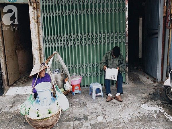 Những hàng ăn sáng ít người hơn hẳn. Những hàng ăn sáng ít người hơn hẳn.
