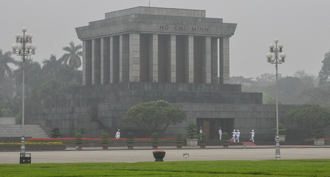 Lăng Chủ tịch Hồ Chí Minh  Đây là nơi Chủ tịch Hồ Chí Minh yên nghỉ sau khi qua đời, nằm trước quảng trường Ba Đình. Mỗi ngày có hàng nghìn lượt khách xếp hàng để vào Lăng và lượng người càng đông hơn trong dịp Quốc khánh 2/9. Lăng mở cửa 7h30-10h30 các ngày trừ thứ 2 và thứ 6. Mùa đông và cuối tuần, thời gian trên có thể thay đổi. Vào 6h và 21h hàng ngày tại quảng trường Ba Đình còn diễn ra nghi lễ thượng và hạ cờ.