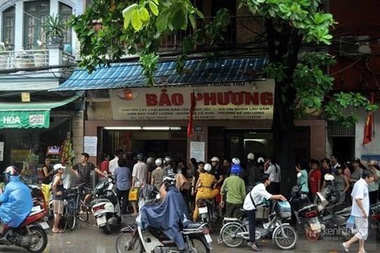 Cảnh đông đúc tại cửa hàng bánh trung thu Bảo Phương.