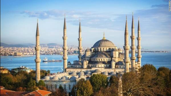 2. Istanbul, Thổ Nhĩ Kỳ: Với nền văn hóa độc đáo, ẩm thực hấp dẫn và các công trình kiến trúc cổ lộng lẫy, Istanbul là một trong những điểm đến đông khách nhất thế giới. Chợ Grand Bazaar ở Istanbul là một trong những chợ có mái che cổ và lớn nhất thế giới, trải rộng 61 con phố, với hơn 3.000 gian hàng, thu hút 250.000-400.000 du khách mỗi ngày. Ảnh: CNN. 2. Istanbul, Thổ Nhĩ Kỳ: Với nền văn hóa độc đáo, ẩm thực hấp dẫn và các công trình kiến trúc cổ lộng lẫy, Istanbul là một trong những điểm đến đông khách nhất thế giới. Chợ Grand Bazaar ở Istanbul là một trong những chợ có mái che cổ và lớn nhất thế giới, trải rộng 61 con phố, với hơn 3.000 gian hàng, thu hút 250.000-400.000 du khách mỗi ngày. Ảnh: CNN.