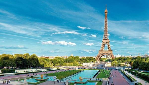 4. Paris, Pháp: Vụ tấn công khủng bố không ảnh hưởng nhiều tới lượng khách đến đây. Thành phố tình yêu đã tăng 5 bậc so với năm 2015. Kinh đô ánh sáng sẽ đem lại cho du khách những trải nghiệm văn hóa và ẩm thực khó quên. Ảnh: Thomascook. 4. Paris, Pháp: Vụ tấn công khủng bố không ảnh hưởng nhiều tới lượng khách đến đây. Thành phố tình yêu đã tăng 5 bậc so với năm 2015. Kinh đô ánh sáng sẽ đem lại cho du khách những trải nghiệm văn hóa và ẩm thực khó quên. Ảnh: Thomascook.