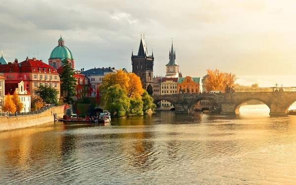 6. Prague, Cộng hòa Czech: Thủ đô của Cộng hòa Czech nổi tiếng với quảng trường Old Town, những tòa nhà kiểu baroque rực rỡ sắc màu, các nhà thờ Gothic và cây cầu Charles có tượng 30 vị thánh. Ảnh: Telecodays. 6. Prague, Cộng hòa Czech: Thủ đô của Cộng hòa Czech nổi tiếng với quảng trường Old Town, những tòa nhà kiểu baroque rực rỡ sắc màu, các nhà thờ Gothic và cây cầu Charles có tượng 30 vị thánh. Ảnh: Telecodays.