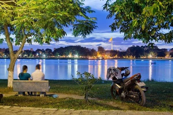 “Những bức ảnh này sẽ thật sự truyền cảm hứng tới những vị khách tham quan để họ có thể khám phá và cảm nhận Hà Nội theo một cách nhìn mới lạ hơn”, ông Franck Lafourcade, Tổng giám đốc một khách sạn ở Hà Nội chia sẻ.