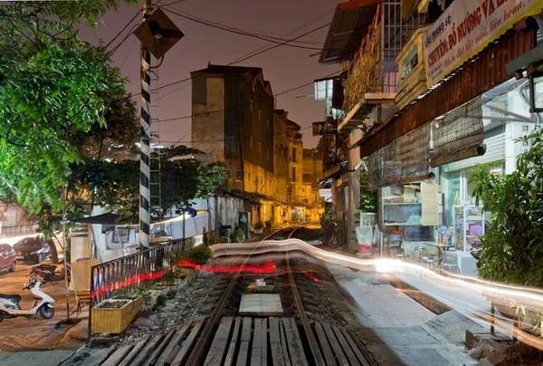 Laval bước vào nghề nhiếp ảnh từ khi còn rất trẻ, và được ảnh hưởng từ người ông của mình. 