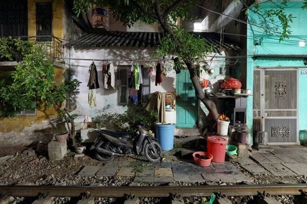 Lần đầu đến Việt Nam đầu thập niên 1990, ông đi tìm hiều cuộc sống của các dân tộc thiểu số.