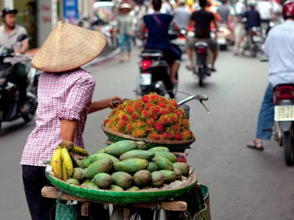 Hà Nội, Việt Nam: Được Lonely Planet đánh giá là một trong những thành phố giá rẻ tuyệt nhất châu Á, Hà Nội được biết tới với khu phố cổ quyến rũ, những ngôi chùa tinh tế, phố xá nhộn nhịp và nền văn hóa độc đáo. Hà Nội, Việt Nam: Được Lonely Planet đánh giá là một trong những thành phố giá rẻ tuyệt nhất châu Á, Hà Nội được biết tới với khu phố cổ quyến rũ, những ngôi chùa tinh tế, phố xá nhộn nhịp và nền văn hóa độc đáo.