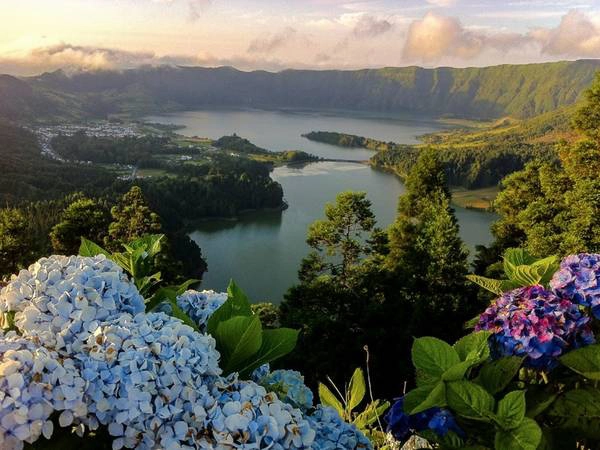 Quần đảo Azores, Bồ Đào Nha: Những hòn đảo này là một trong những bí mật quý giá nhất của Đại Tây Dương, với những kỳ quan thiên nhiên hoang sơ say đắm lòng người. Quần đảo Azores, Bồ Đào Nha: Những hòn đảo này là một trong những bí mật quý giá nhất của Đại Tây Dương, với những kỳ quan thiên nhiên hoang sơ say đắm lòng người.