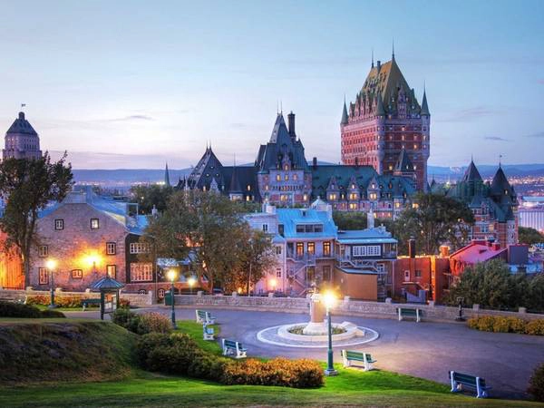 Quebec, Canada: Những công trình với kiến trúc sáng tạo, hàng loạt lễ hội và hội chợ sôi động diễn ra quanh năm đã khiến Quebec được nhiều người lựa chọn. Quebec, Canada: Những công trình với kiến trúc sáng tạo, hàng loạt lễ hội và hội chợ sôi động diễn ra quanh năm đã khiến Quebec được nhiều người lựa chọn.